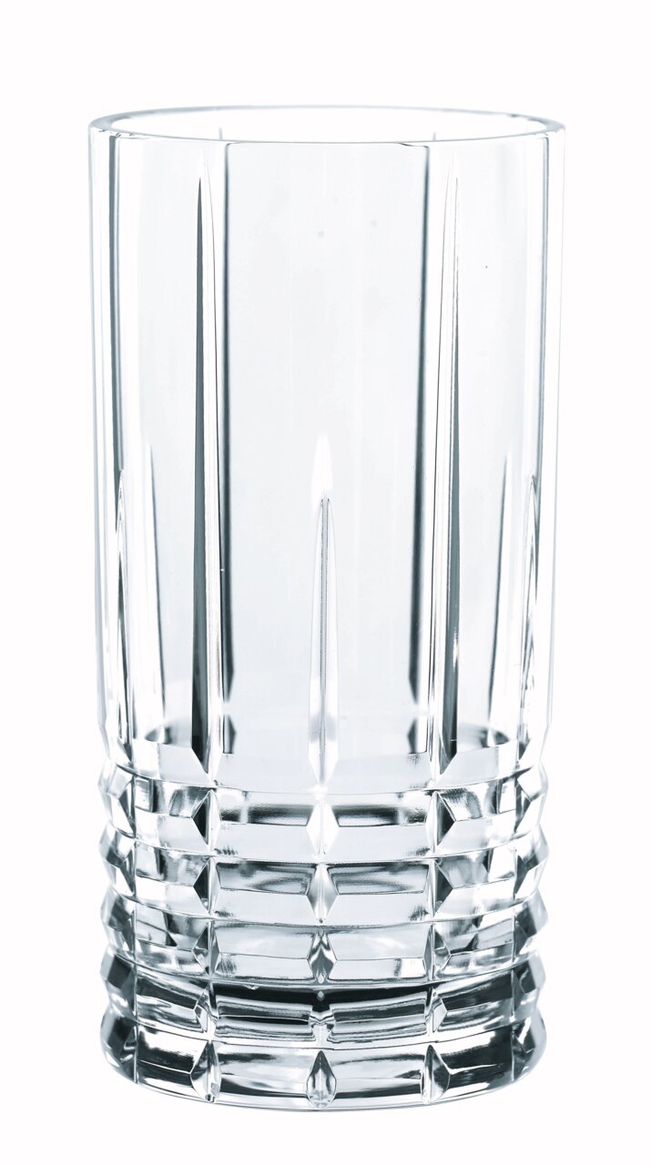 Hochwertiges Longdrinkglas mit facettiertem Design, seitliche Perspektive