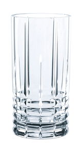 Hochwertiges Longdrinkglas mit facettiertem Design, seitliche Perspektive