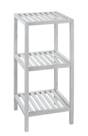 Weißes Holzregal mit drei Lattenböden, freistehend im minimalistischen Design, in schräger Frontansicht vor weißem Hintergrund