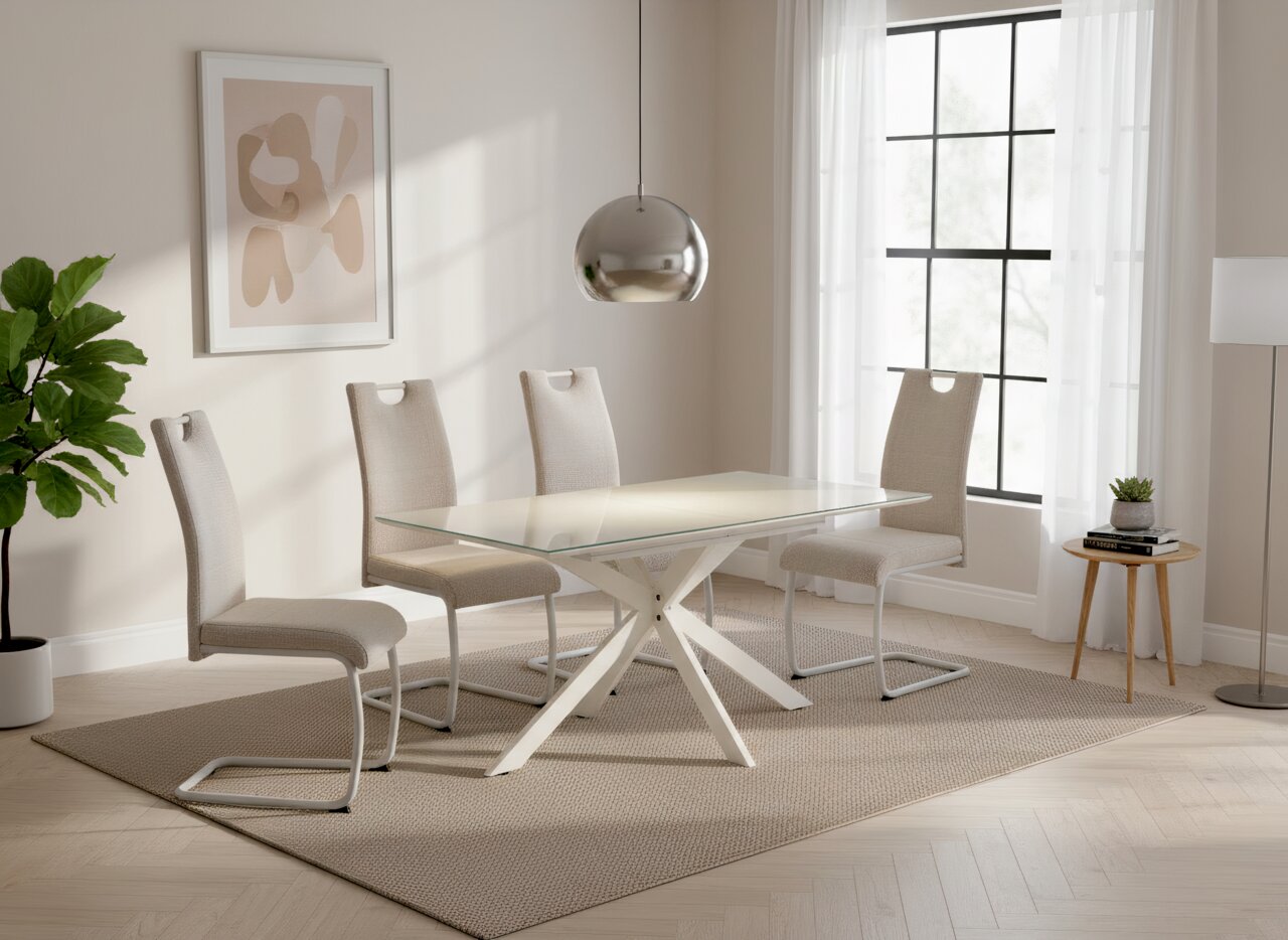 Z2 Schwingstuhl FLORENZ Modernes Esszimmer-Set in heller, minimalistischer Einrichtung: rechteckiger Glastisch mit weißem X-Gestell und vier beigefarbenen Freischwinger-Stühlen auf Teppich, seitliche Perspektive im Raum mit großem Fenster und Hängelampe.