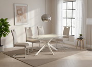 Modernes Esszimmer-Set in heller, minimalistischer Einrichtung: rechteckiger Glastisch mit weißem X-Gestell und vier beigefarbenen Freischwinger-Stühlen auf Teppich, seitliche Perspektive im Raum mit großem Fenster und Hängelampe.