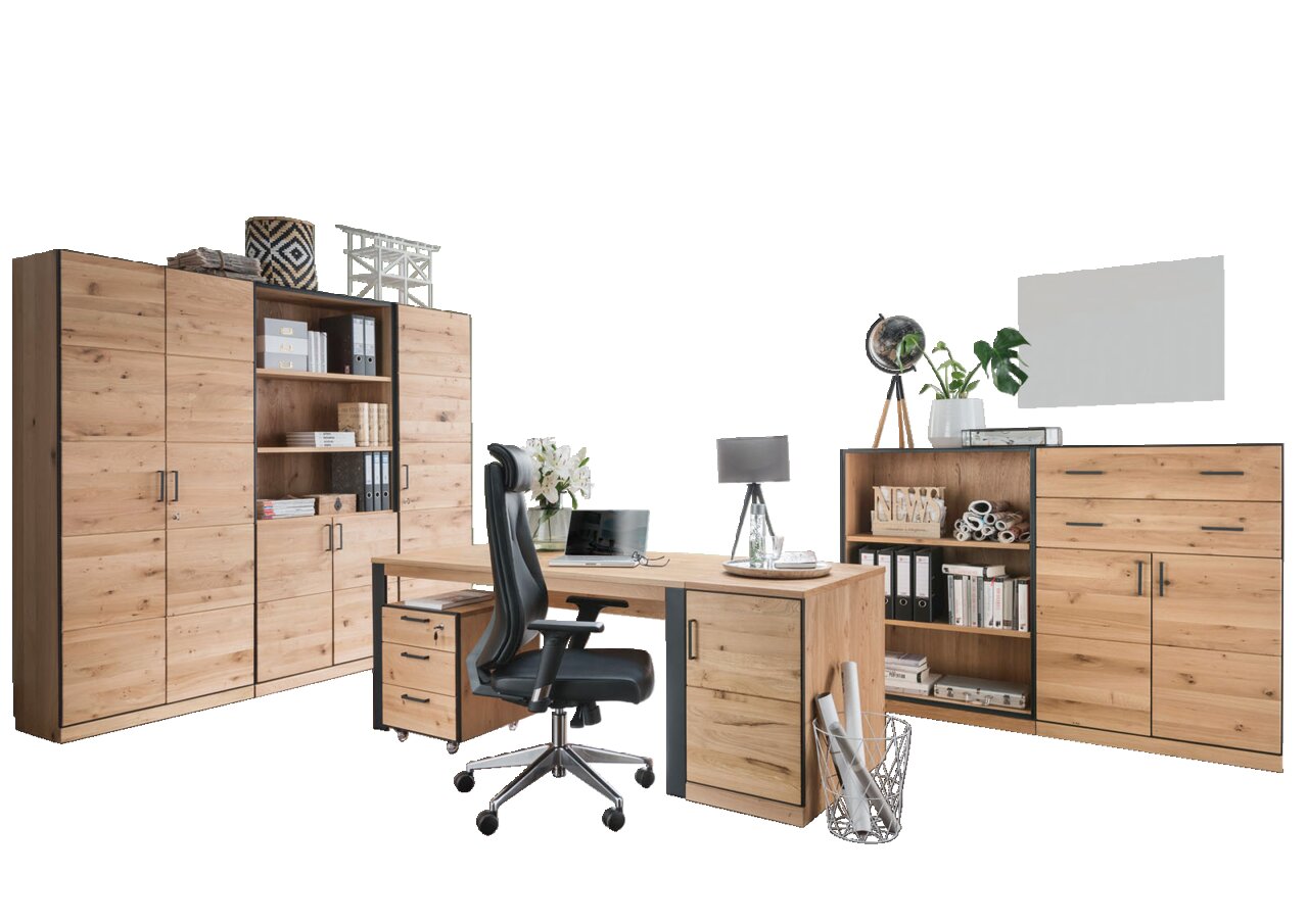 Moderner Büroraum mit einem Chefsessel aus schwarzem Leder, umgeben von Holzmöbeln wie einem Schreibtisch, Aktenschränken und Regalen. Die Perspektive zeigt den Raum von vorne mit einem großen Fenster im Hintergrund.