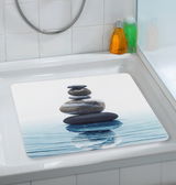 Duscheinlage mit Zen-Steinen auf Wasser, von oben fotografiert