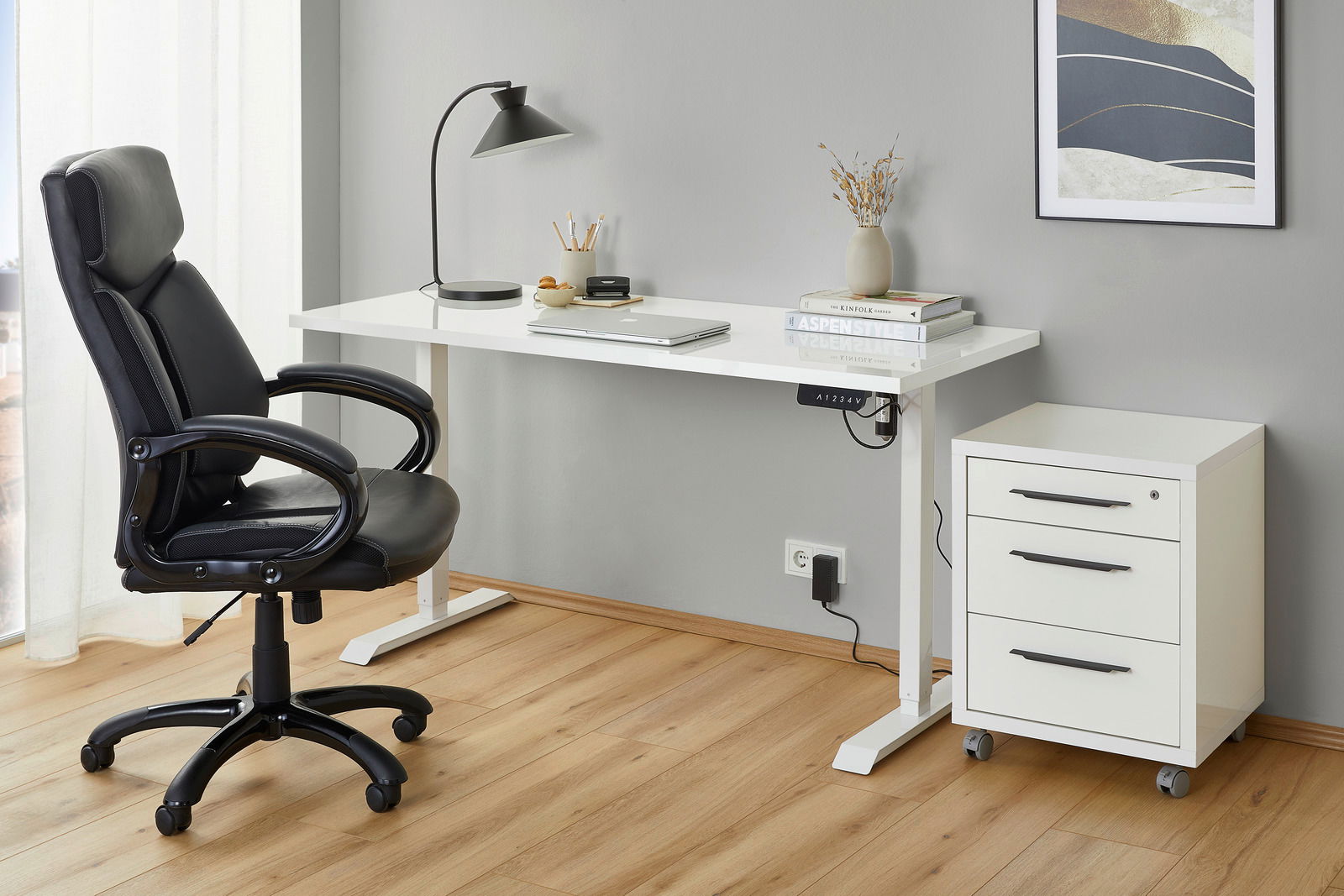 Elektrisches Fußgestell in einem modernen Büro, seitliche Perspektive