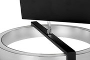 Nahaufnahme einer modernen LED-Hängeleuchte mit schwarzem und silbernem Design, seitliche Perspektive