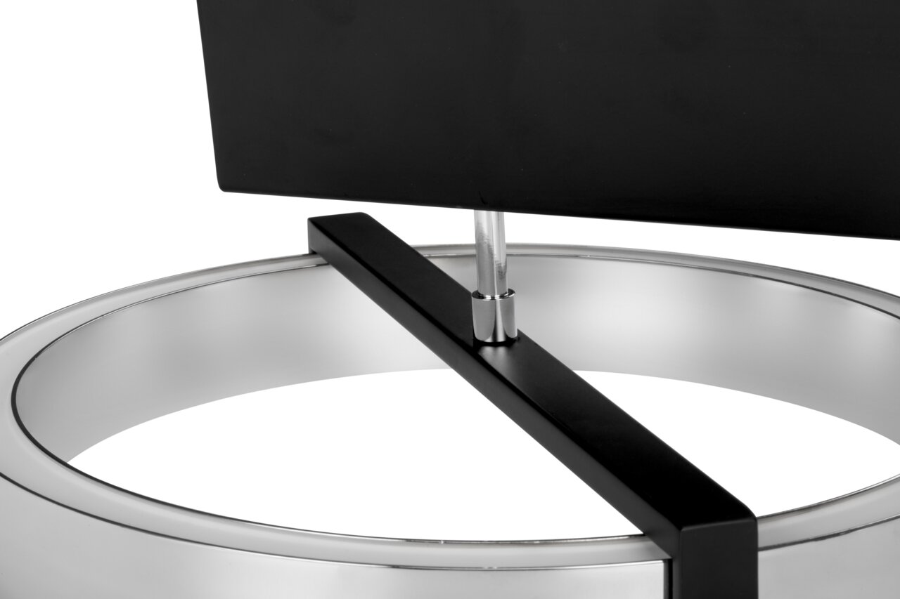 Nahaufnahme einer modernen LED-Hängeleuchte mit schwarzem und silbernem Design, seitliche Perspektive
