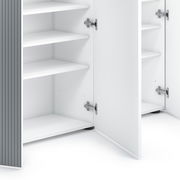 Offener XL-Schuhschrank mit mehreren weißen Regalböden, seitliche Perspektive