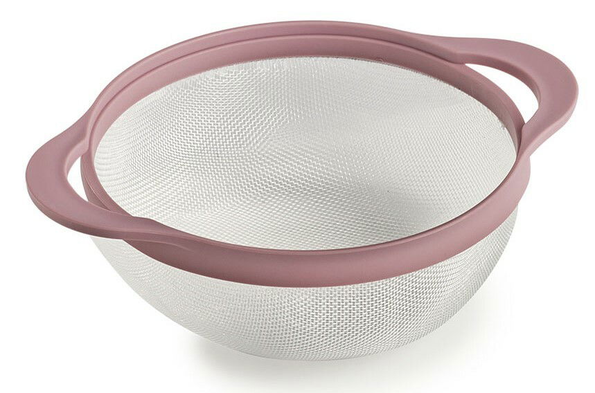 Metallsieb mit rosa Griffen, seitliche Perspektive