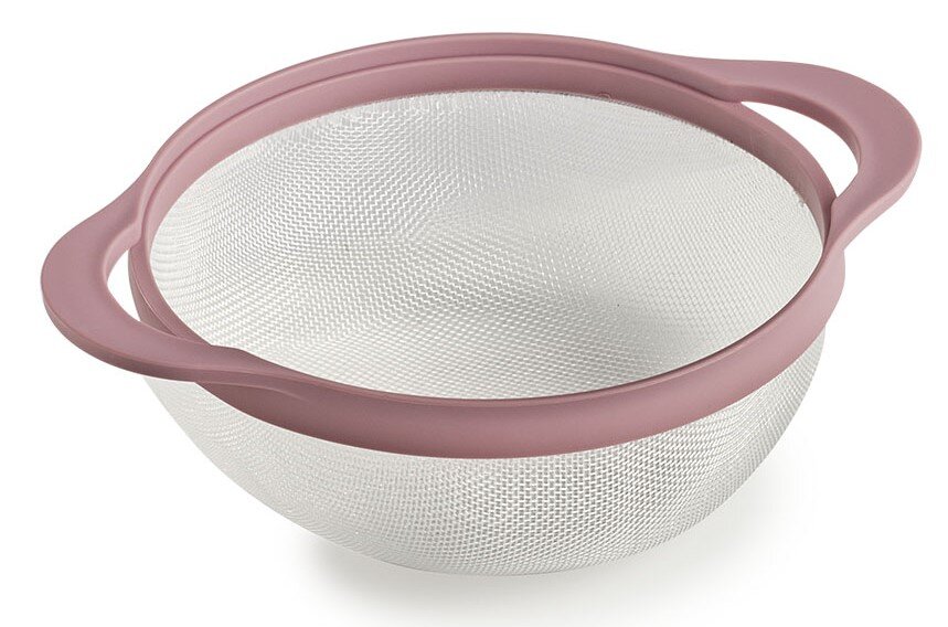 Metallsieb mit rosa Griffen, seitliche Perspektive