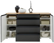 Sideboard mit offenen Türen und Schubladen, gefüllt mit dekorativen Objekten, aus der Frontperspektive