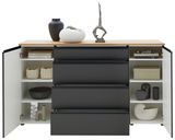 Sideboard mit offenen Türen und Schubladen, gefüllt mit dekorativen Objekten, aus der Frontperspektive