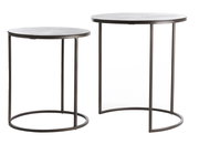 Zwei runde Beistelltische aus Metall in unterschiedlichen Höhen, seitliche Perspektive.