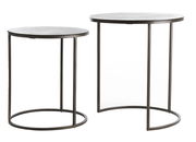 Zwei runde Beistelltische aus Metall in unterschiedlichen Höhen, seitliche Perspektive.