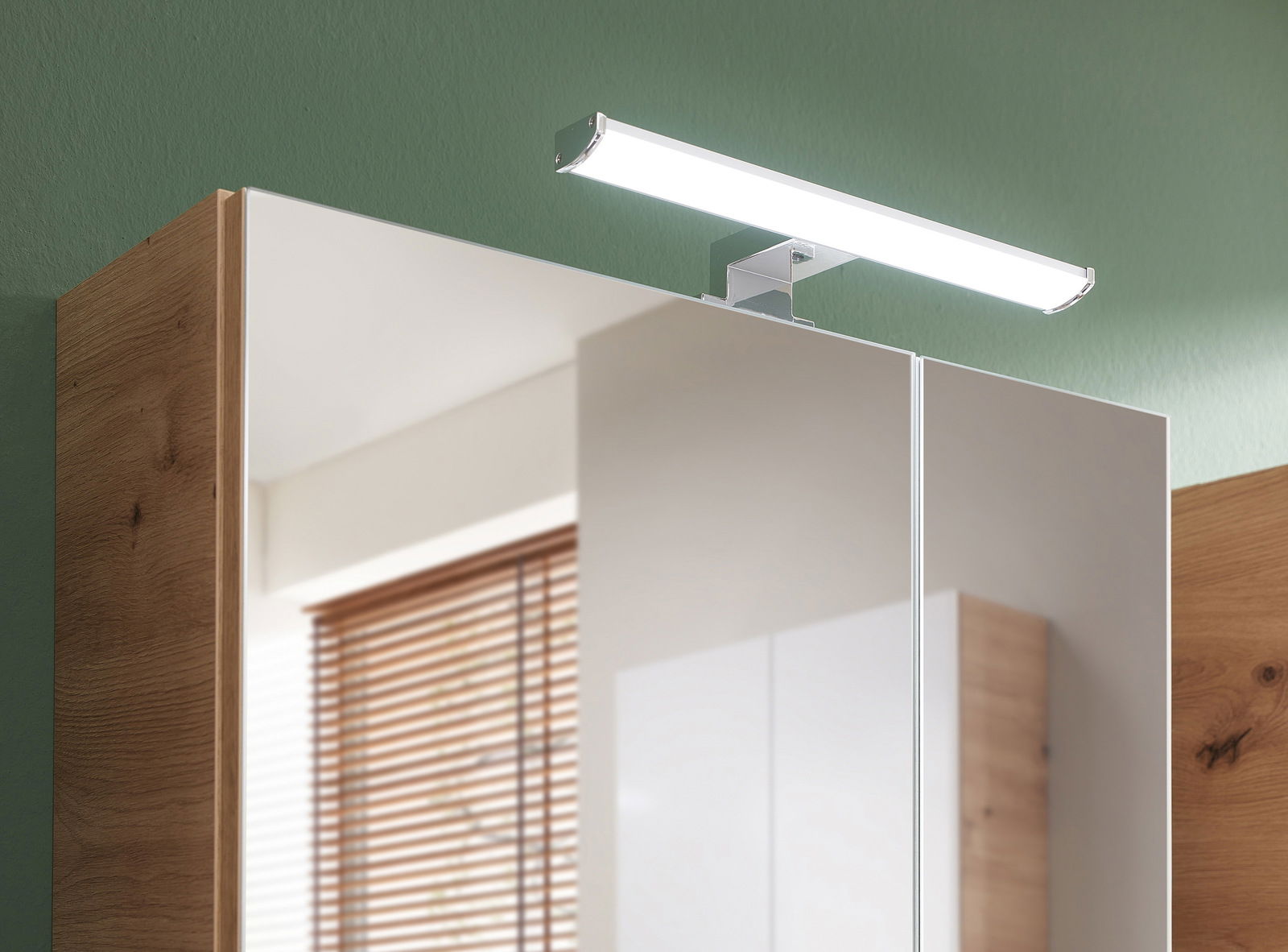 Spiegelschrank mit Holzrahmen und integrierter LED-Leuchte, seitliche Perspektive