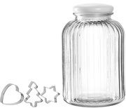 Glasdose mit weißem Deckel und drei Ausstechformen in Herz-, Tannenbaum- und Sternform, seitliche Perspektive