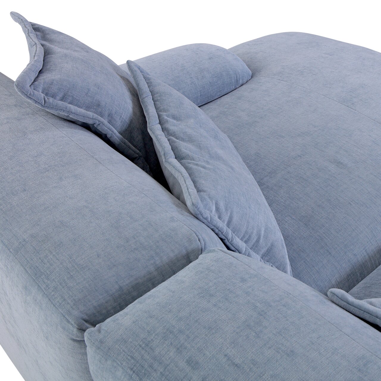 Nahaufnahme eines blauen Ecksofas PONTO mit weichen Kissen, Perspektive von oben.