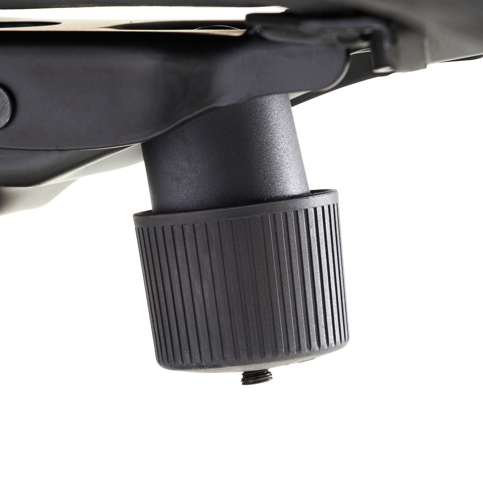 Nahaufnahme eines schwarzen Drehknopfes an einem Chefsessel, seitliche Perspektive