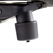 Nahaufnahme eines schwarzen Drehknopfes an einem Chefsessel, seitliche Perspektive