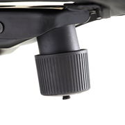 Nahaufnahme eines schwarzen Drehknopfes an einem Chefsessel, seitliche Perspektive