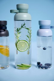 Drei Trinkflaschen mit farbigen Deckeln, gefüllt mit Wasser und verschiedenen Früchten, aus der Frontalperspektive fotografiert.