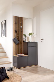 Kompaktgarderobe mit Holzlatten, Spiegel und Stauraum, seitliche Perspektive