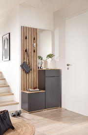 Kompaktgarderobe mit Holzlatten, Spiegel und Stauraum, seitliche Perspektive