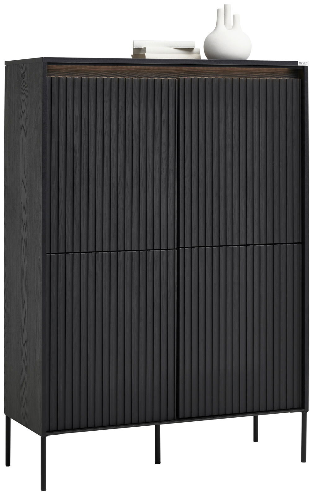 Hom´in Highboard NOTO Schwarzes Highboard mit vertikalen Lamellen, seitliche Perspektive, dekoriert mit einer weißen Vase und Büchern auf der Oberseite.