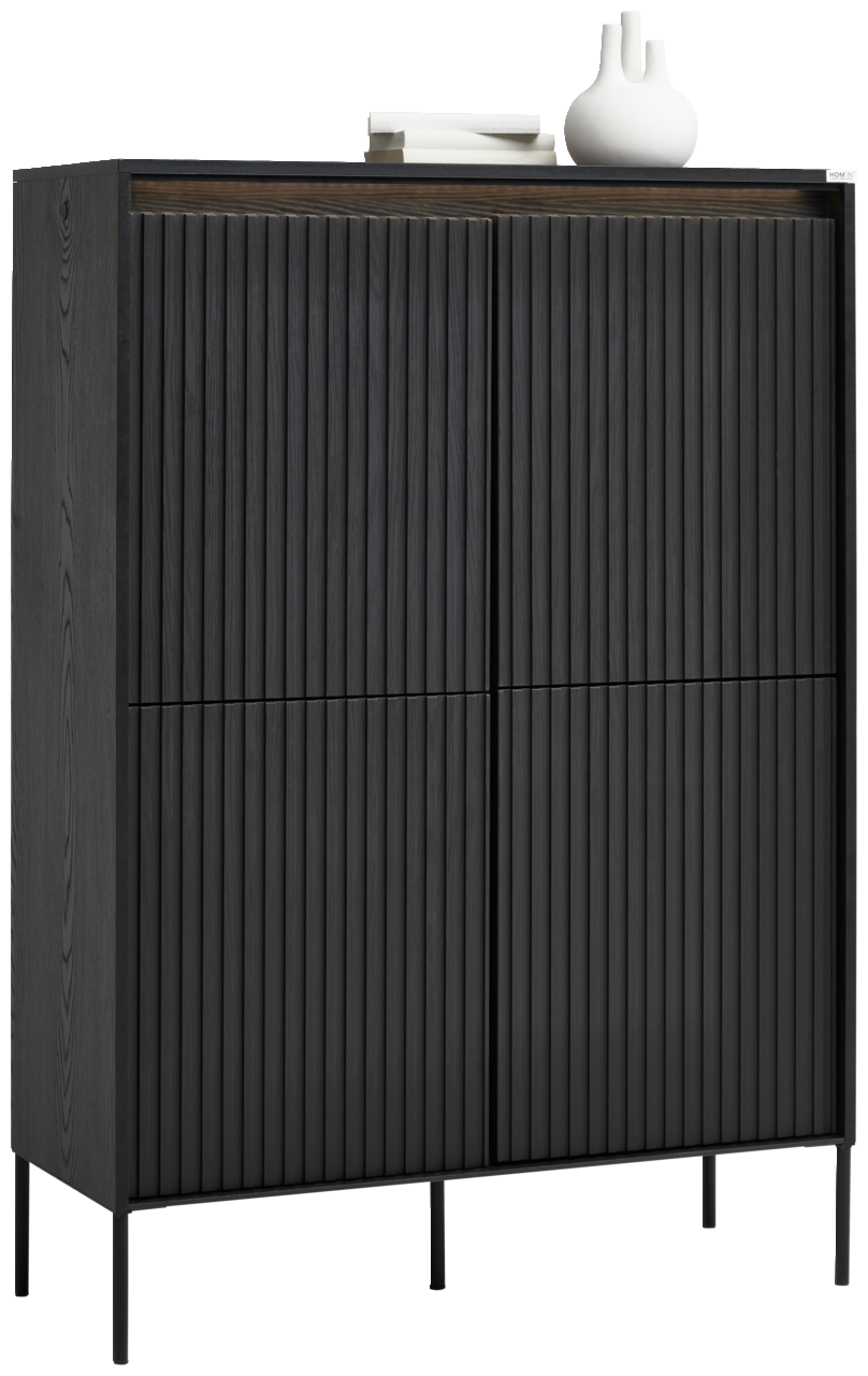 Hom´in Highboard NOTO Schwarzes Highboard mit vertikalen Lamellen, seitliche Perspektive, dekoriert mit einer weißen Vase und Büchern auf der Oberseite.