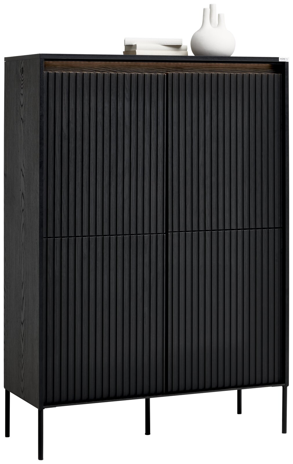 Schwarzes Highboard mit vertikalen Lamellen, seitliche Perspektive, dekoriert mit einer weißen Vase und Büchern auf der Oberseite.