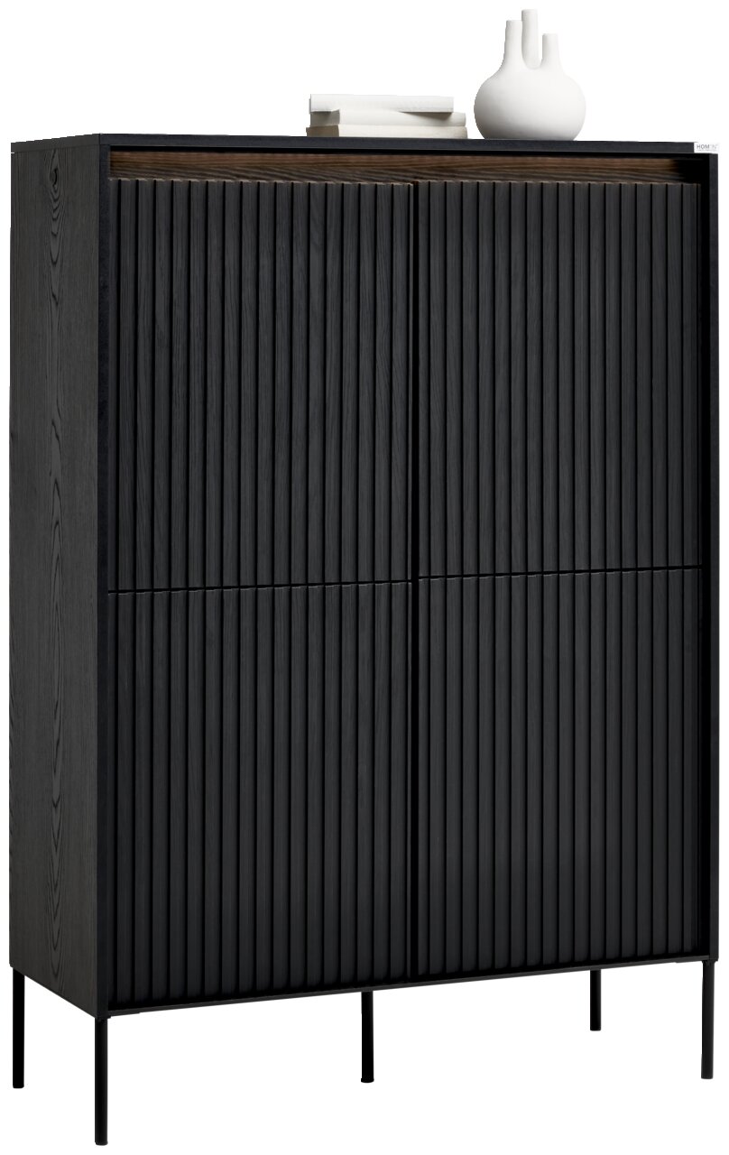 Schwarzes Highboard mit vertikalen Lamellen, seitliche Perspektive, dekoriert mit einer weißen Vase und Büchern auf der Oberseite.