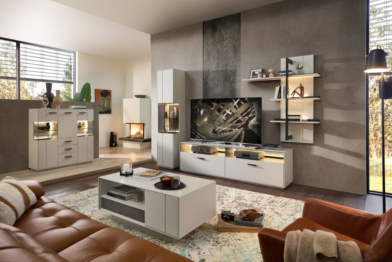 Modernes Wohnzimmer mit Highboard, TV-Schrank und Regalen in heller Holzoptik, seitliche Perspektive