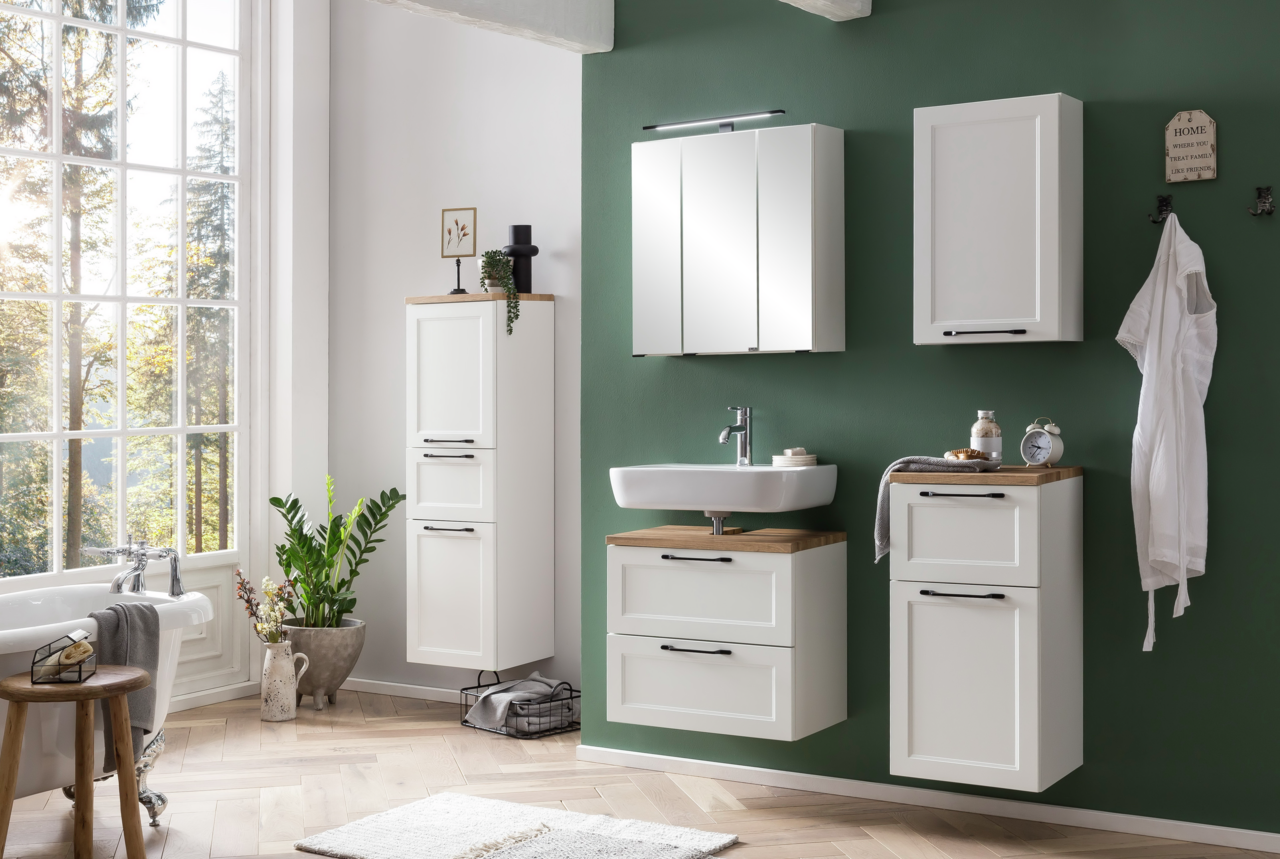 Moderner weißer Unterschrank mit Holzoberfläche in einem stilvollen Badezimmer, seitliche Perspektive.