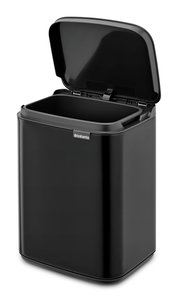 Schwarzer Abfalleimer Bo 4L mit geöffnetem Deckel, seitliche Perspektive