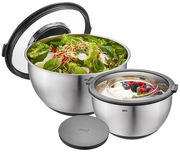 Zwei Edelstahl-Schüsseln mit Spritzschutzdeckel, gefüllt mit Salat und Dessert, aus seitlicher Perspektive.
