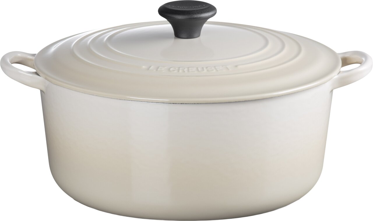 LE CREUSET Bräter 28cm rund Runder cremefarbener Bräter mit Deckel und zwei Griffen, seitliche Perspektive