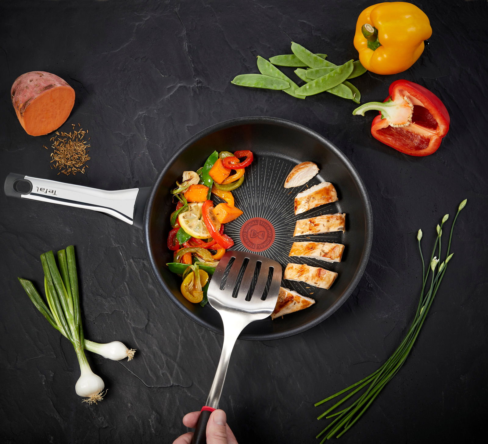 Tefal Bratpfanne Excellence Bratpfanne Excellence 28cm mit gebratenem Gemüse und Hähnchen, von oben fotografiert.