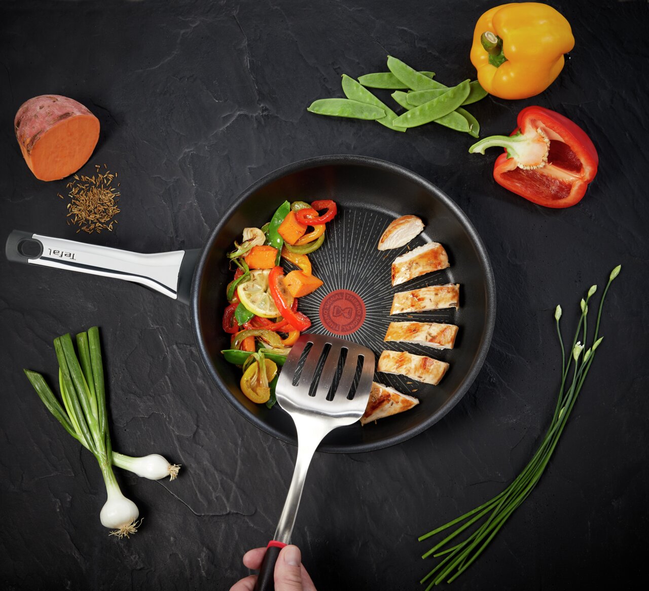 Bratpfanne Excellence 28cm mit gebratenem Gemüse und Hähnchen, von oben fotografiert.