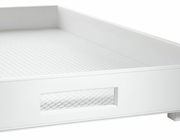 Weißes Tablett XL mit erhöhtem Rand und rechteckigem Ausschnitt, seitliche Perspektive