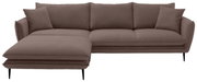 Braunes L-förmiges Ecksofa mit linksseitiger Ottomane/Chaiselongue, drei Sitzkissen, zwei Rückenkissen und zwei Zierkissen, auf schwarzen Metallfüßen, Frontansicht leicht von oben