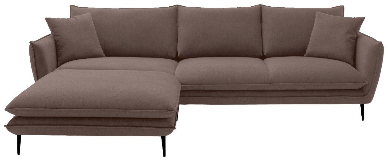Braunes L-förmiges Ecksofa mit linksseitiger Ottomane/Chaiselongue, drei Sitzkissen, zwei Rückenkissen und zwei Zierkissen, auf schwarzen Metallfüßen, Frontansicht leicht von oben