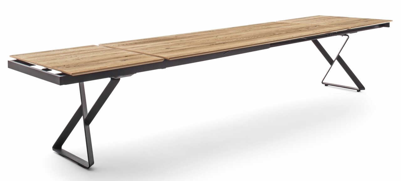 Moderner Esstisch mit Holzplatte und Metallgestell, seitliche Perspektive