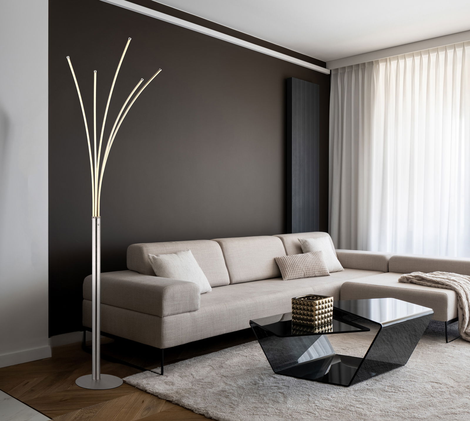 Moderne Stehleuchte BIZZY in einem stilvollen Wohnzimmer, seitliche Perspektive
