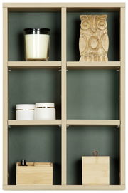 Vorderansicht eines Regals mit sechs Fächern, dekoriert mit einer Kerze, einer Holzfigur in Form einer Eule und verschiedenen Behältern.