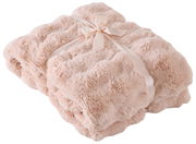 Weiche, beige Felldecke 150x200cm, gefaltet und mit einer Schleife gebunden, aus der Vogelperspektive.