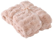 Weiche, beige Felldecke 150x200cm, gefaltet und mit einer Schleife gebunden, aus der Vogelperspektive.