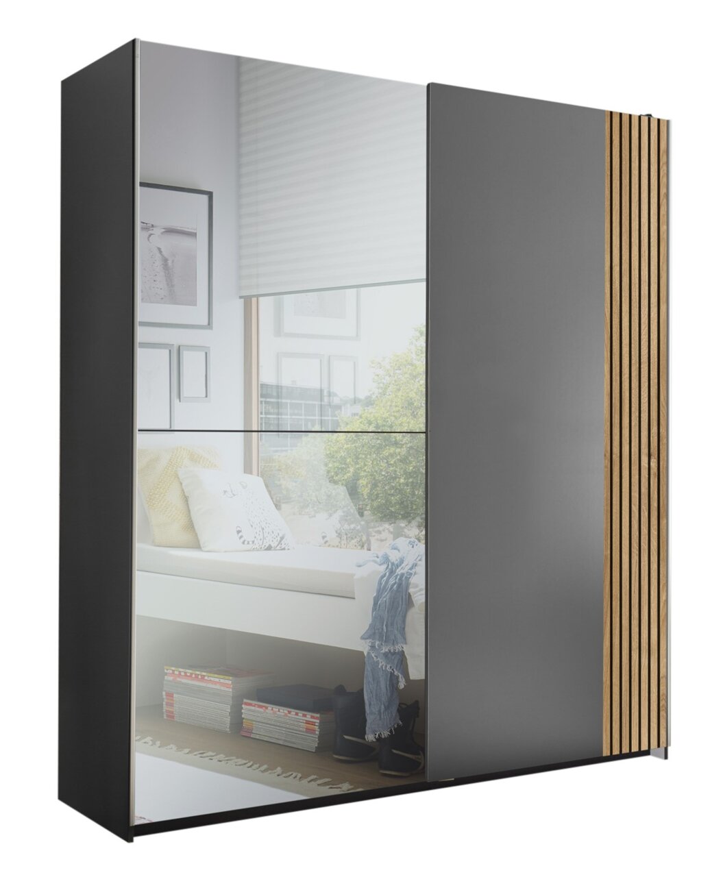 Moderner Schwebetürenschrank mit zwei Türen, einer Spiegeloberfläche und Holzdetails an der Seite, perspektivisch von vorne rechts fotografiert.