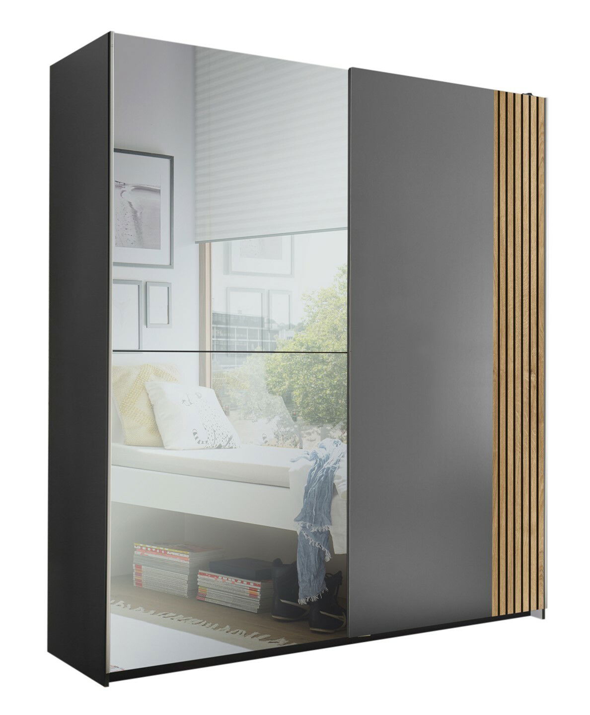 Moderner Schwebetürenschrank mit zwei Türen, einer Spiegeloberfläche und Holzdetails an der Seite, perspektivisch von vorne rechts fotografiert.