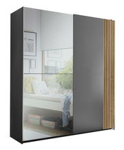 Moderner Schwebetürenschrank mit zwei Türen, einer Spiegeloberfläche und Holzdetails an der Seite, perspektivisch von vorne rechts fotografiert.