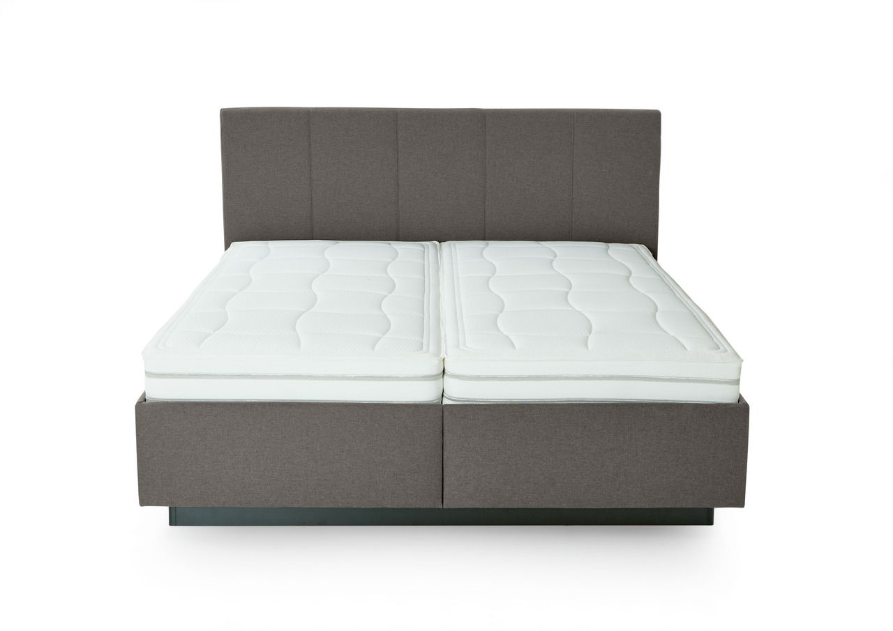 Frontale Ansicht eines modernen Polsterbetts mit grauem Kopfteil und zwei weißen Matratzen.