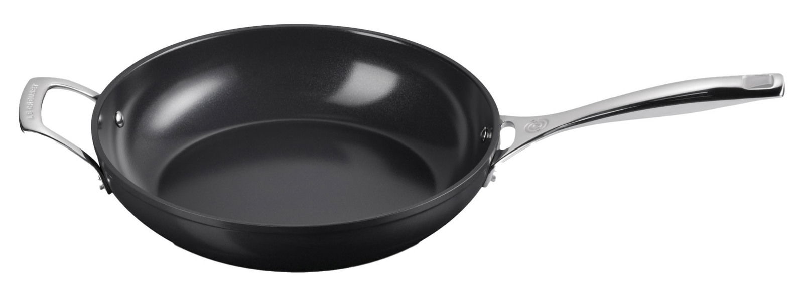 Schwarze Keramik-Antihaftpfanne mit silbernem Griff, seitliche Perspektive